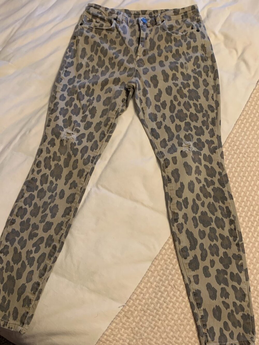 Distressed skinny jeans in animal print